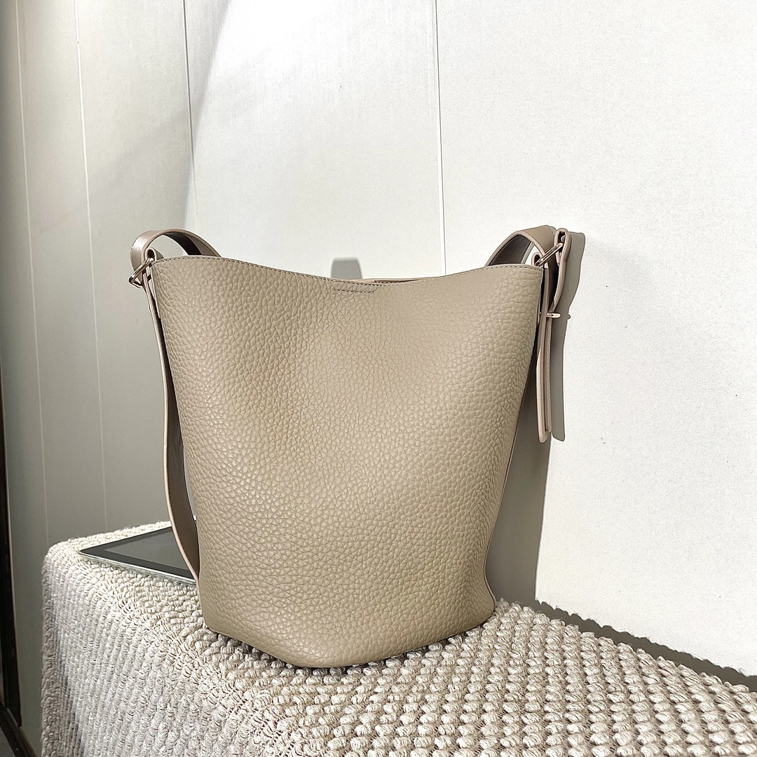 女士休闲单肩包百搭大容量水桶包单间斜挎包小众流浪包时尚斜跨