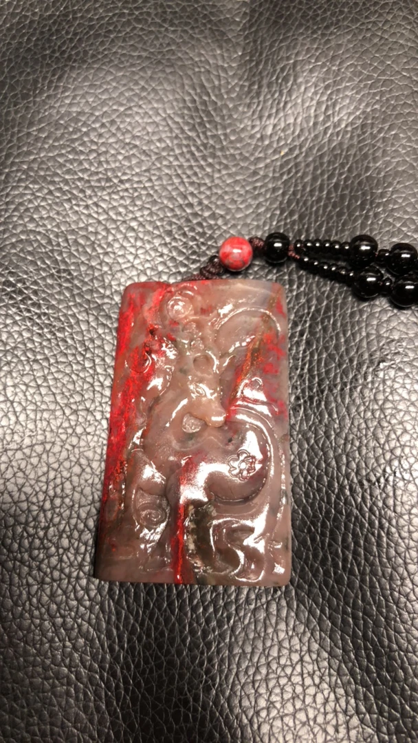 鸡血石牛角冻挂件