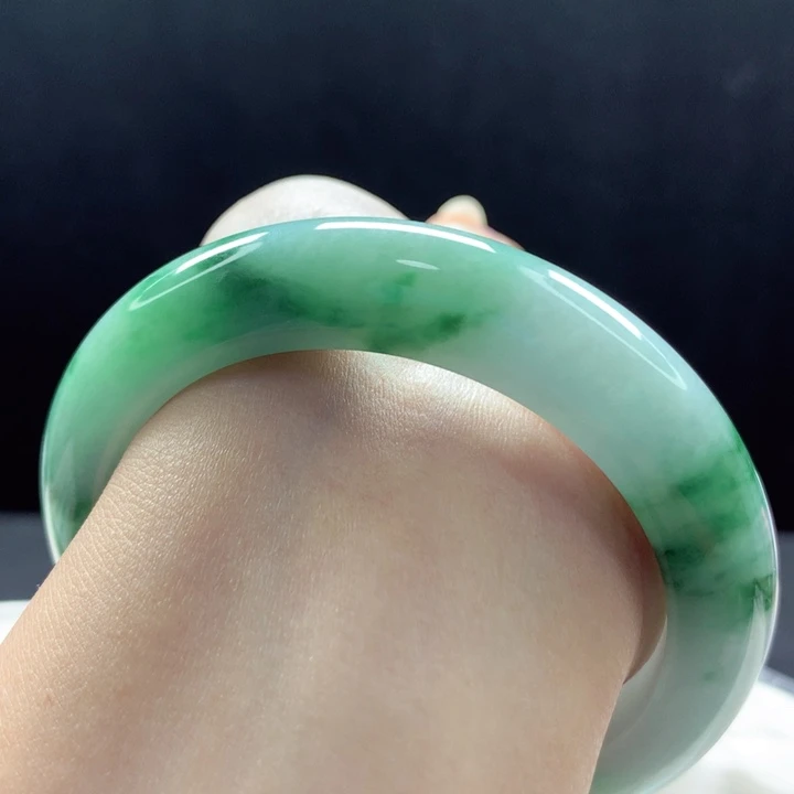 翡翠手镯未镶嵌飘绿花