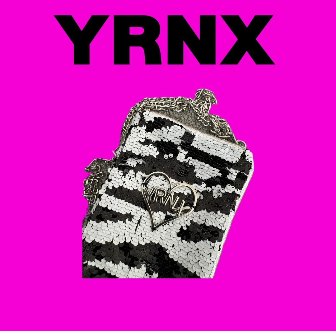 YIRANNAXUAN/伊然納暄小众设计黑白闪片斑马纹时尚斜挎包