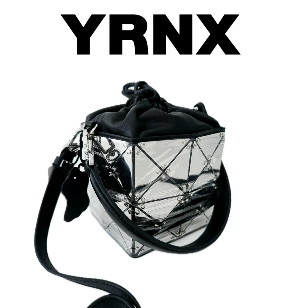 YIRANNAXUAN/伊然納暄小众女款时尚设计款银色休闲百搭包包女士