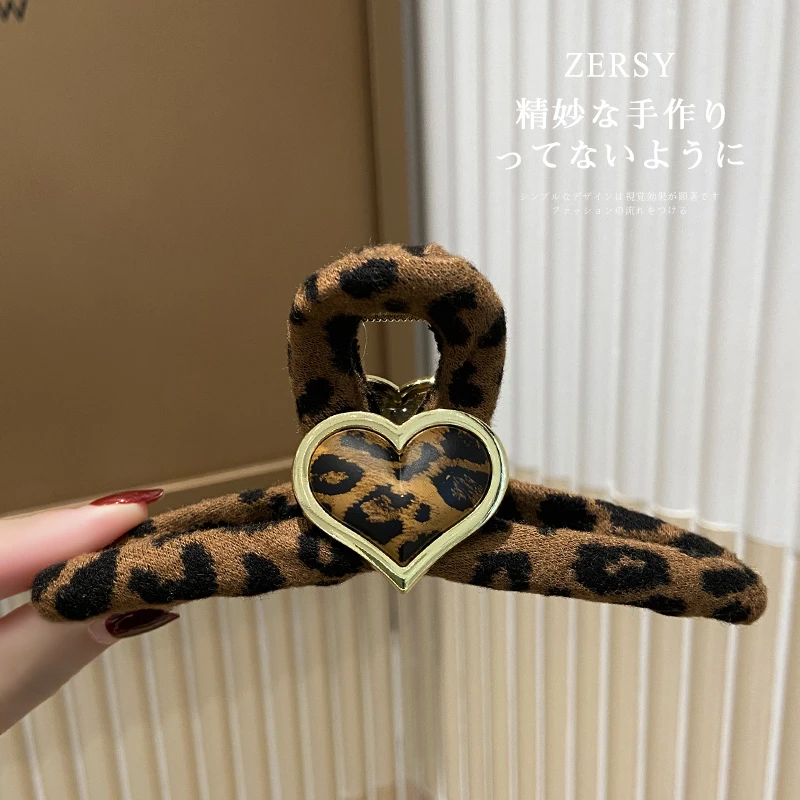 韩式复古豹纹爱心抓夹女高级感秋冬布艺后脑勺盘发鲨鱼夹头饰发饰