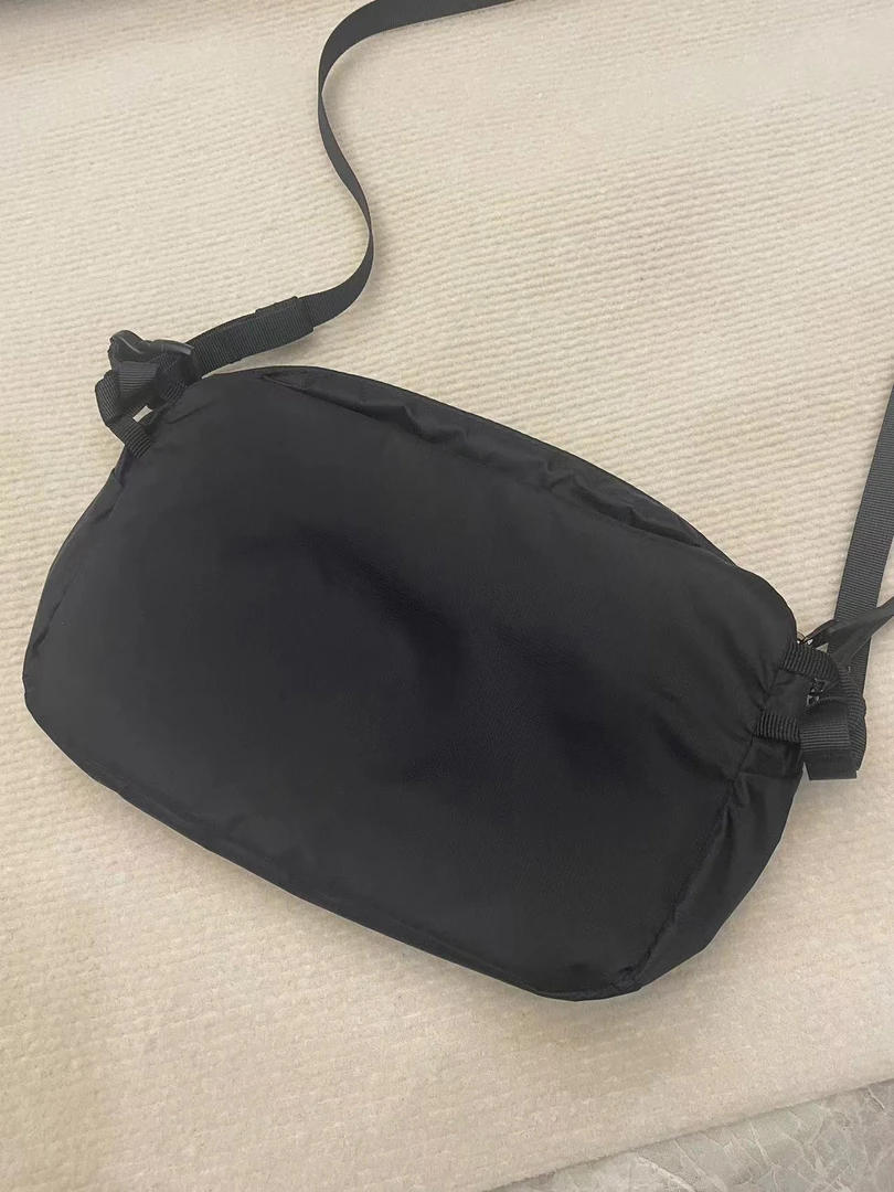 【50玫瑰服装外贸原单尾单】时尚运动户外百搭单肩包