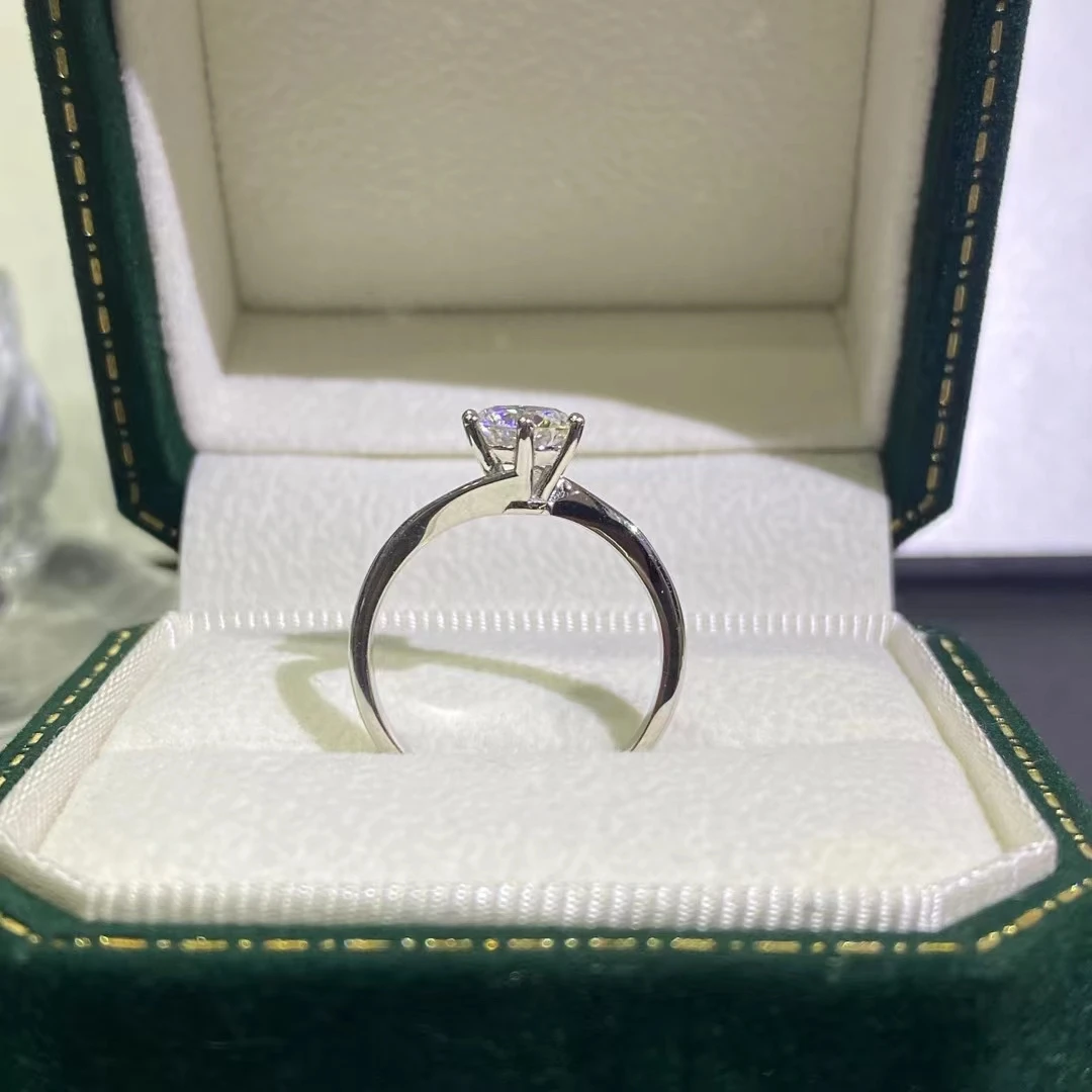 925银莫桑石戒指 【扭臂六爪女戒】1克拉   经典时尚 /合成碳硅石