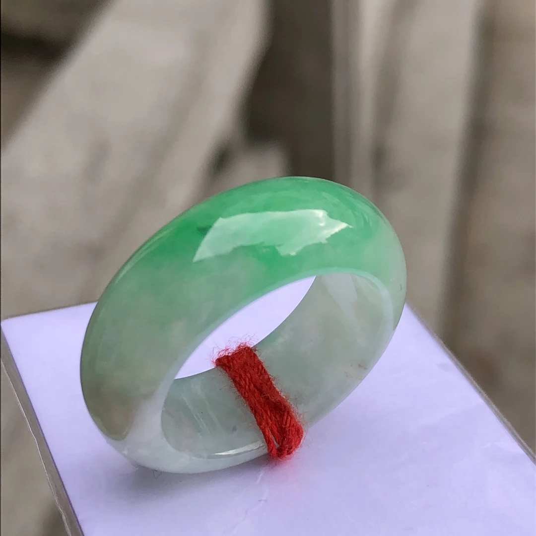 翡翠指圈 颜色浓郁 质地细腻 厚庄形体好 绿色时尚