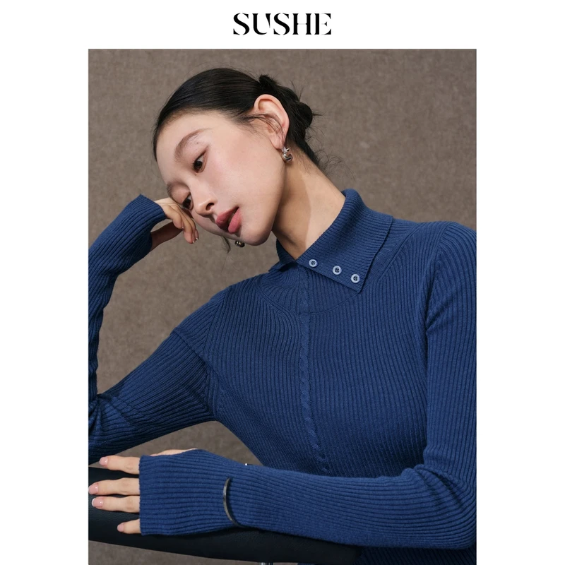束皙SUSHE 碧城 复古美拉蓝 高弹绞花羊毛修身开叉翻领针织打底衫
