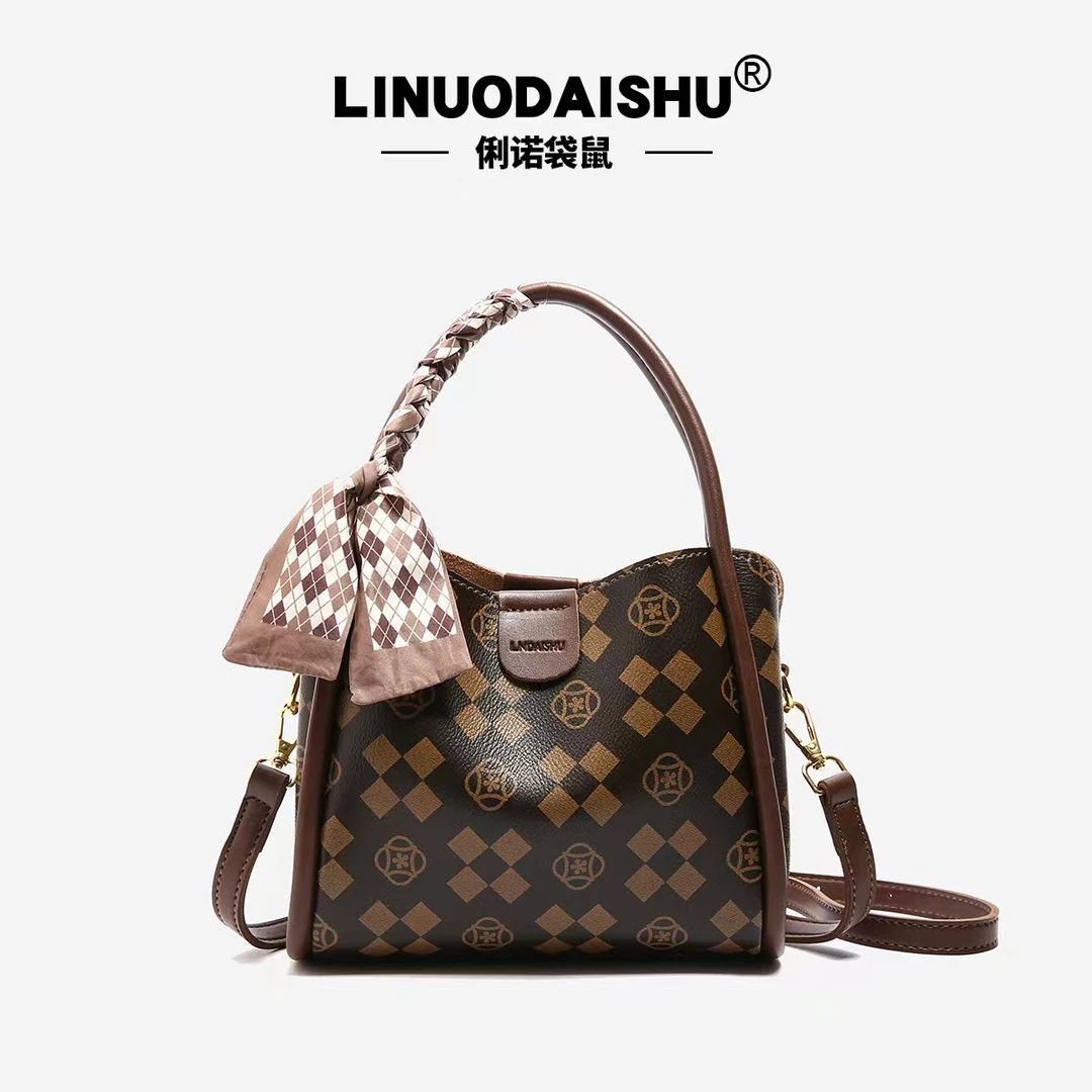 2024时尚百搭轻奢女士斜挎单肩包718棕色