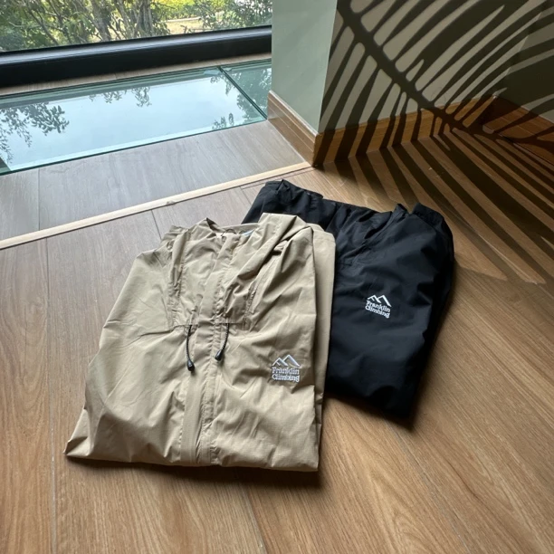 【美琪洋服】无缝压胶-轻量化有收纳袋连帽连帽户外女外套