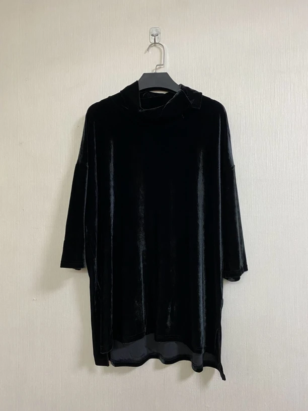 中袖高领宽松黑上衣