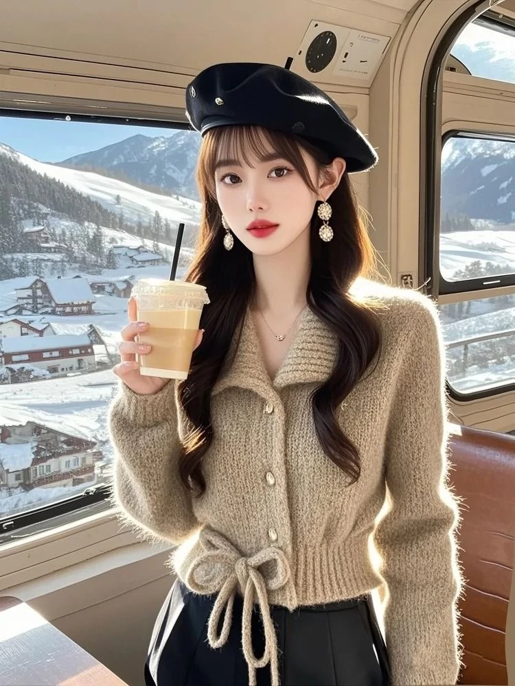 2024冬季爆款独特超好看燕麦色毛衣女款韩系软糯外穿翻领针织上衣