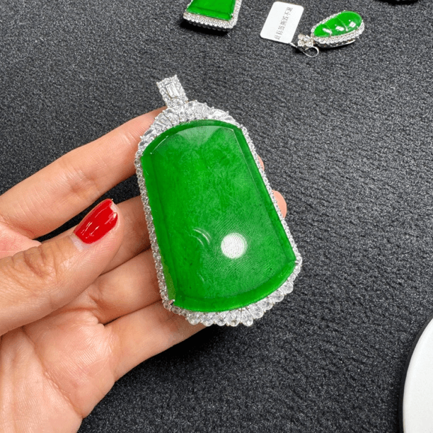 天然翡翠无事牌吊坠