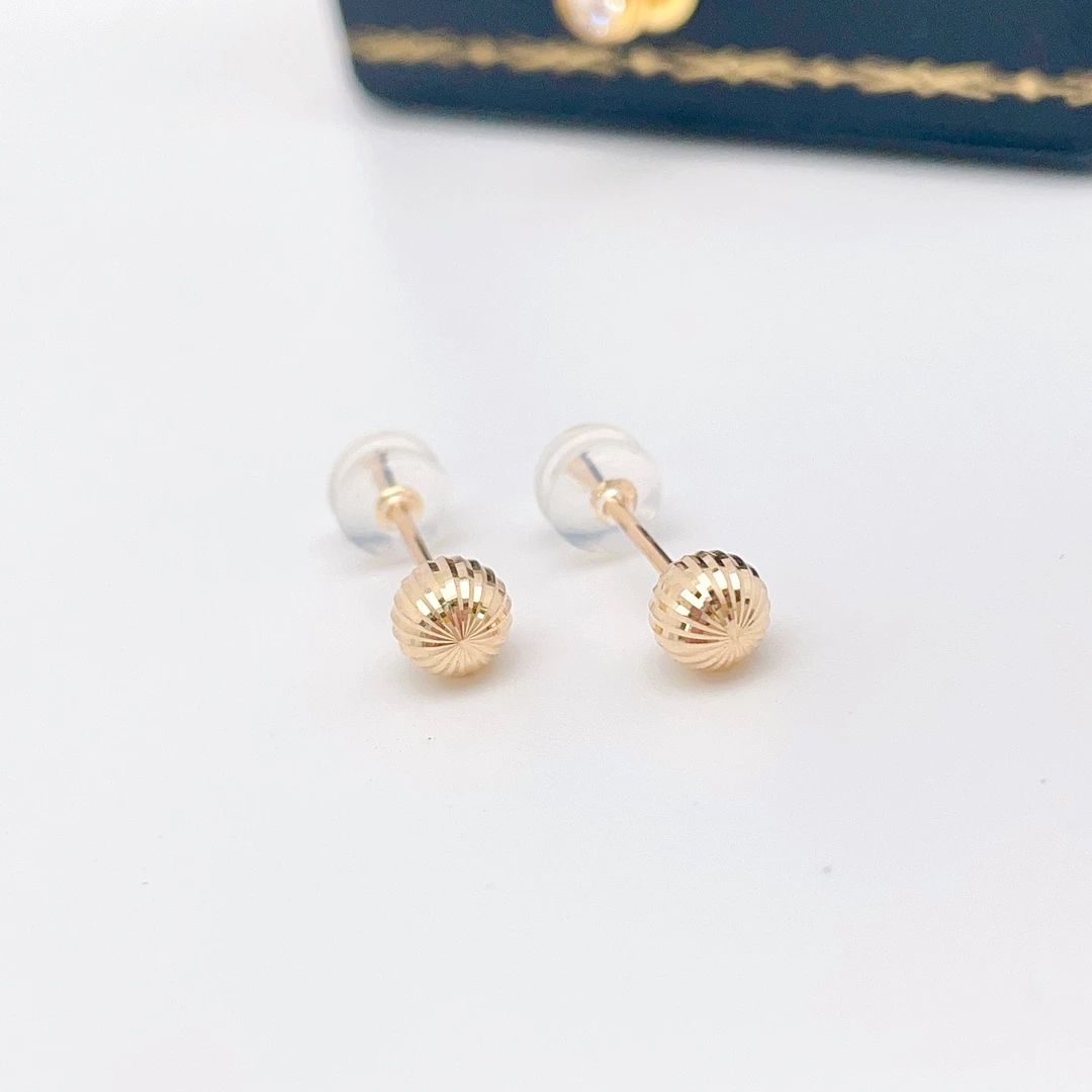 米拉奇 18K金简约豆豆浅金车花爆闪耳钉4599