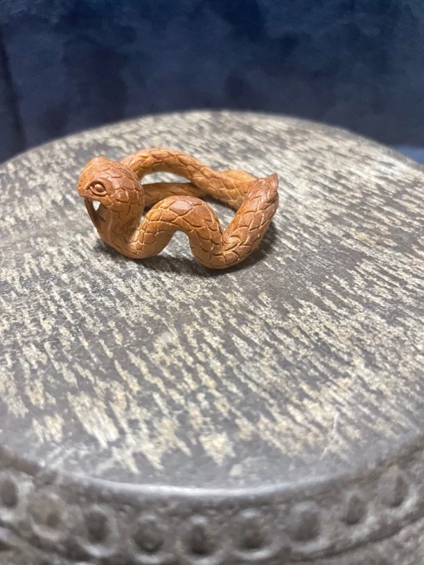 印度迈索尔老山檀香横纹黑肉蛇戒纯手工高货