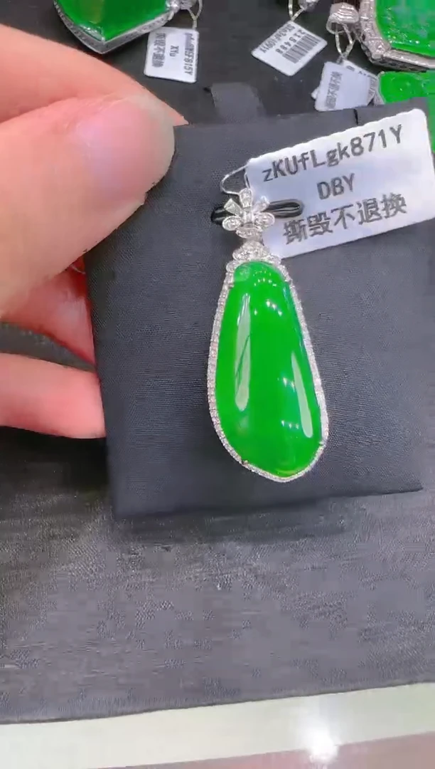 【闪购商品】翡翠吊坠(赠链)18K金镶嵌天然翡翠A货