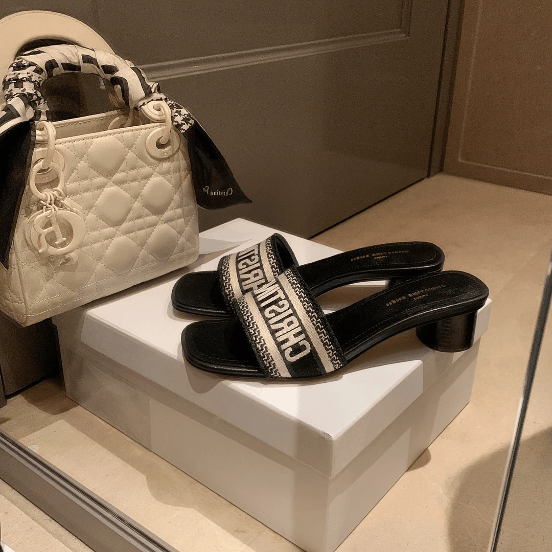 苏茵茵方头字母刺绣一字粗跟露趾凉拖鞋女高跟鞋E4205075