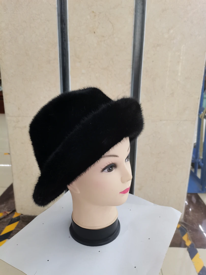 貂绒帽子。中年老年女士秋冬贝雷帽时尚保暖包头帽子，时装女款休闲