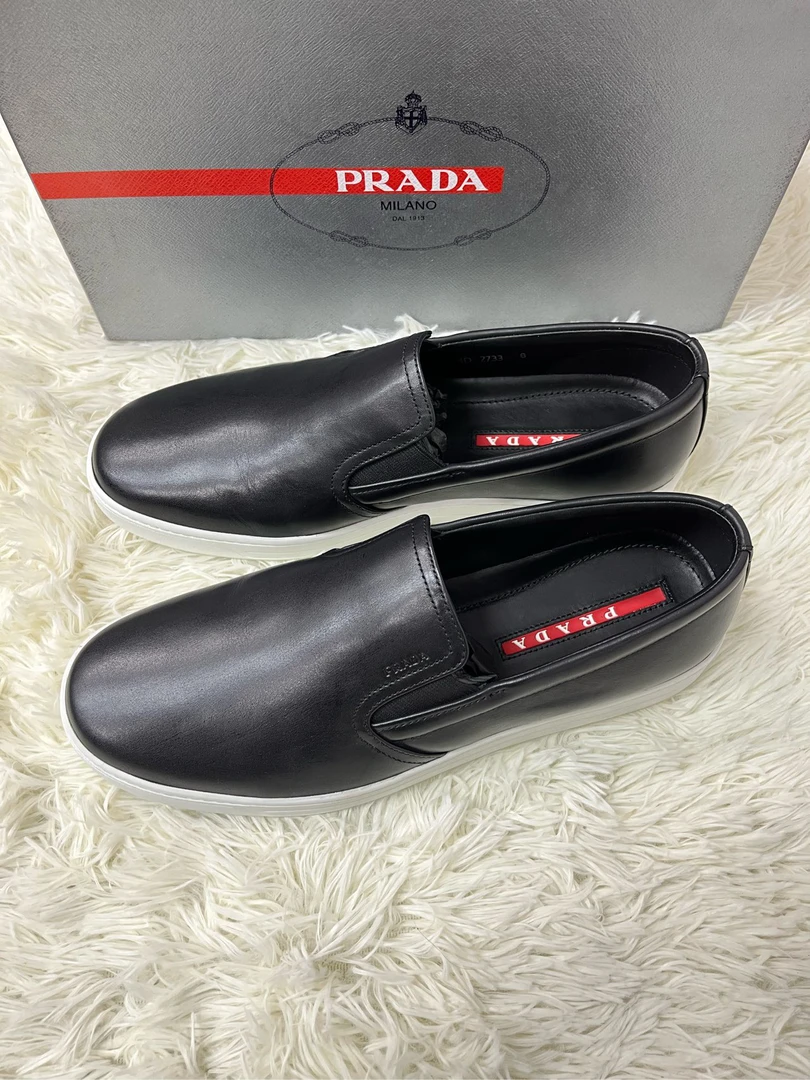 全新未使用 Prada/普拉达 圆头平跟低帮板鞋男款 43
