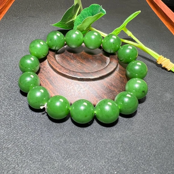 和田玉碧玉，手串，卡14m菠菜绿有黑点，油性好，无棉裂，完美