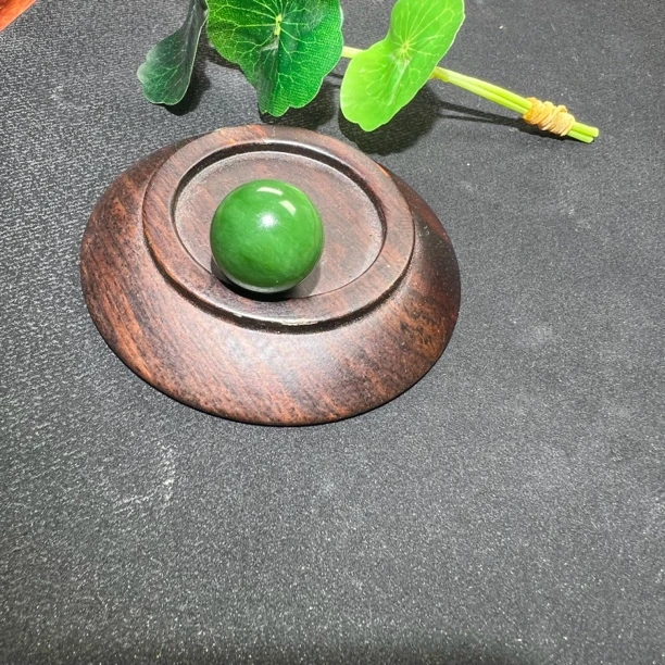 和田玉碧玉。单珠卡20，阳绿，完美