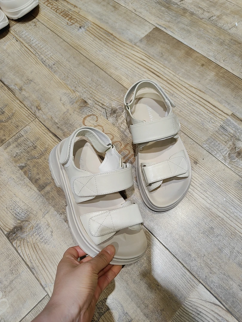 2023夏季时尚女款凉鞋