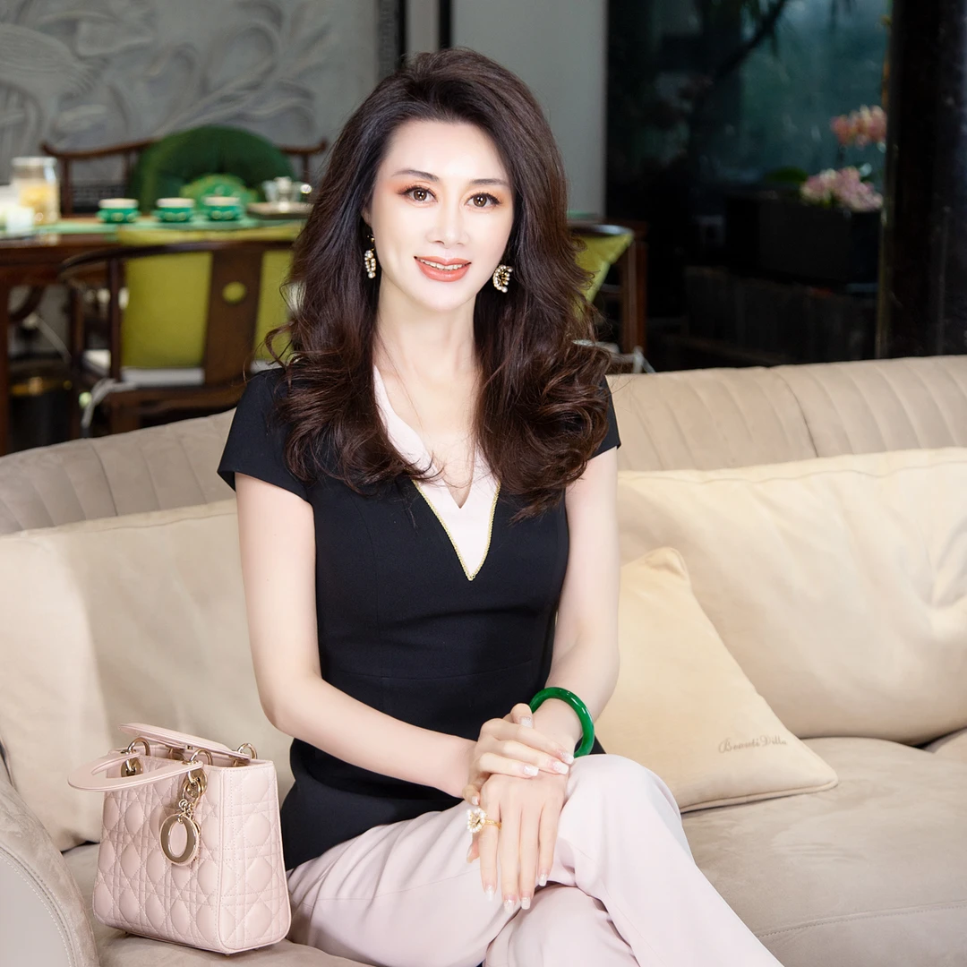 EDFNOT/杨红霞汝意GS粉黑撞色V领上衣