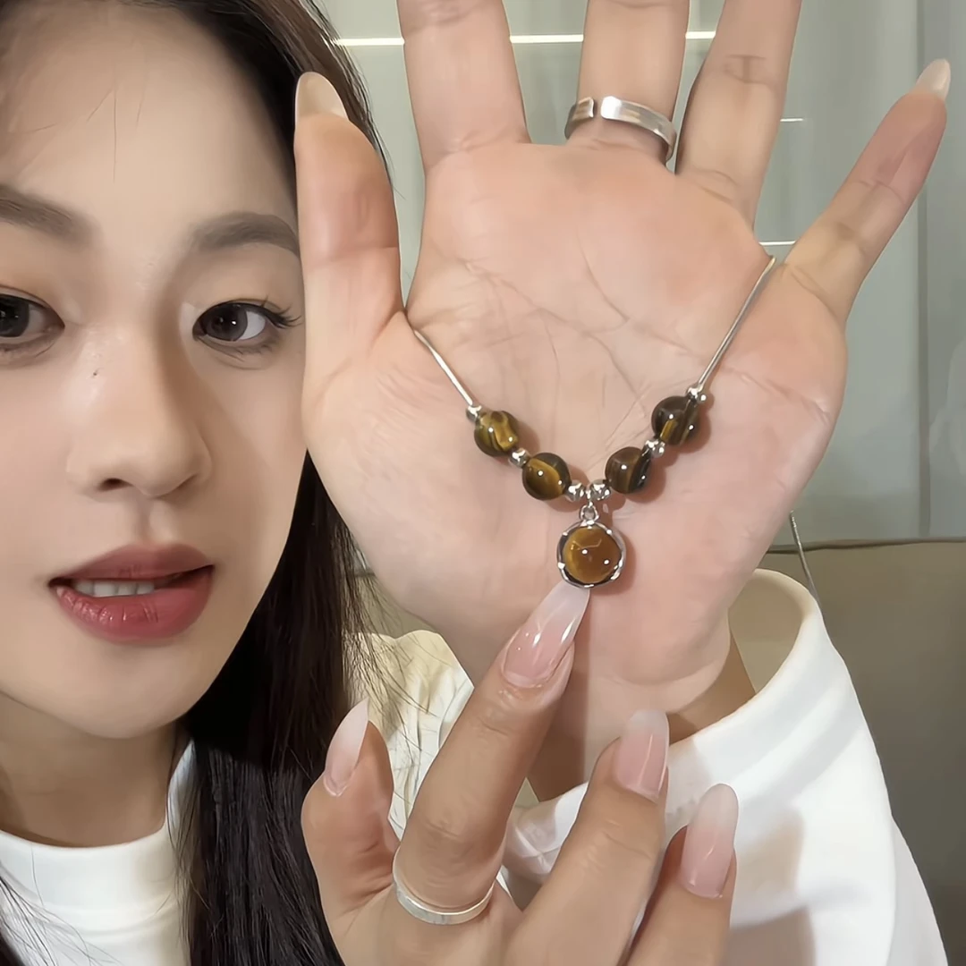 钛钢项链 2025新吊坠春夏锁骨链轻奢高级感虎眼石串珠项链配饰女