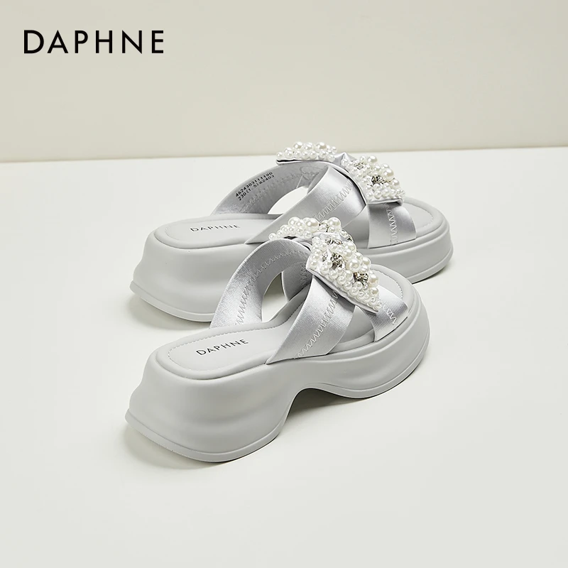 达芙妮夏季蝴蝶结一字拖鞋女2025年新款时尚水钻厚底增高沙滩凉鞋