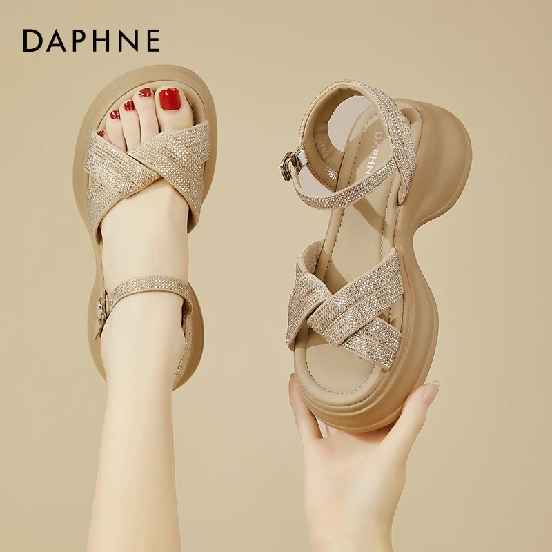 达芙妮繁星运动凉鞋女夏外穿2025新款水钻厚底休闲松糕罗马沙滩鞋