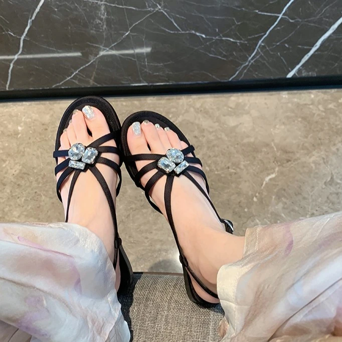 工厂店女鞋~新款夏季时尚法式优雅宝石扣细带平底露趾凉鞋女