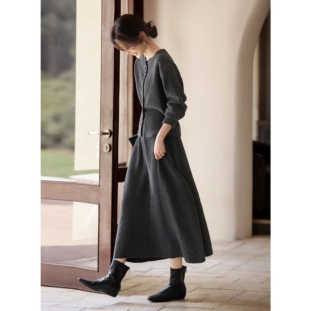 XWI/欣未2024冬季新款时尚精致优雅保暖上衣+半身裙纯色两件套装