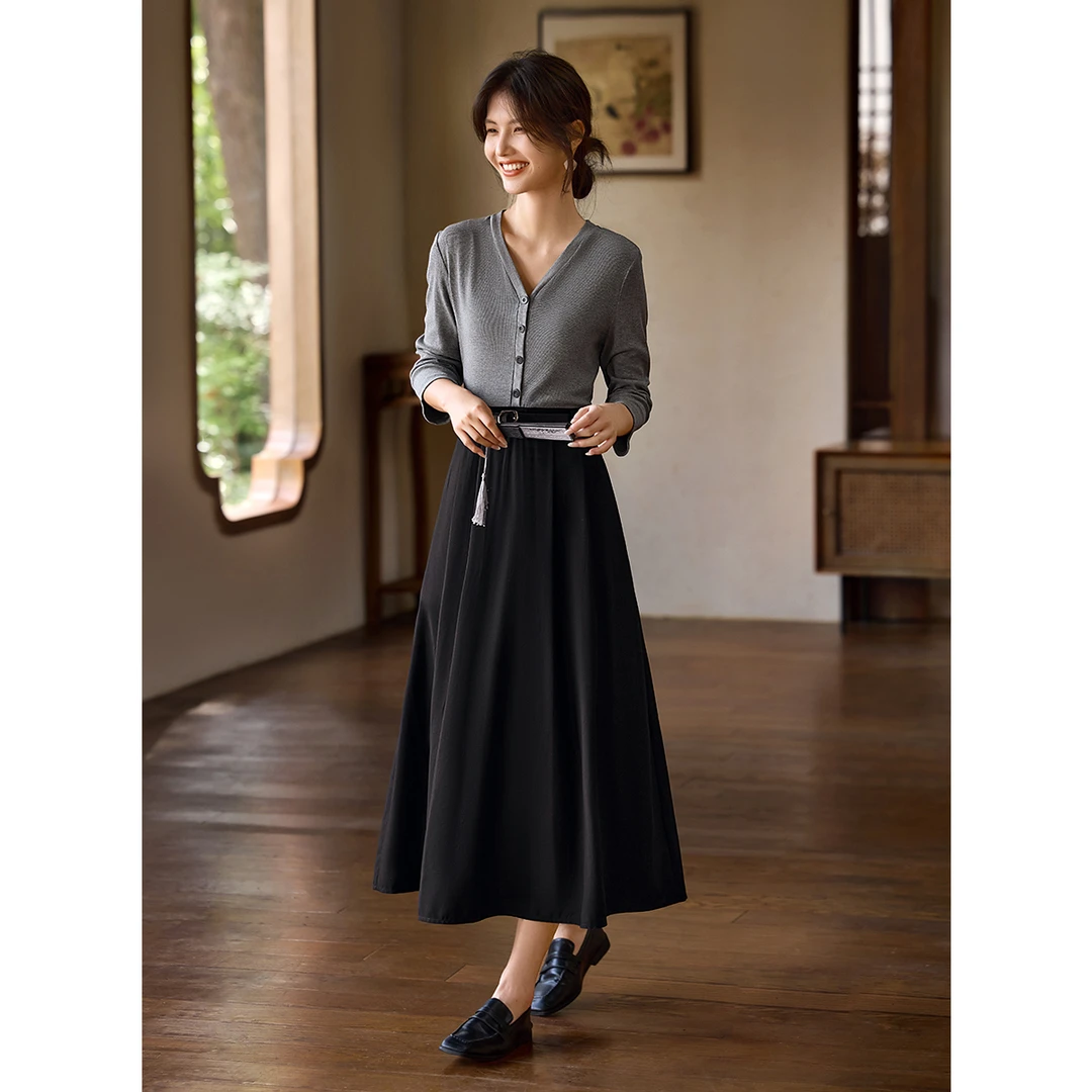 XWI/欣未2025年春季新款简约休闲气质拼色假两件设计感连衣裙B007