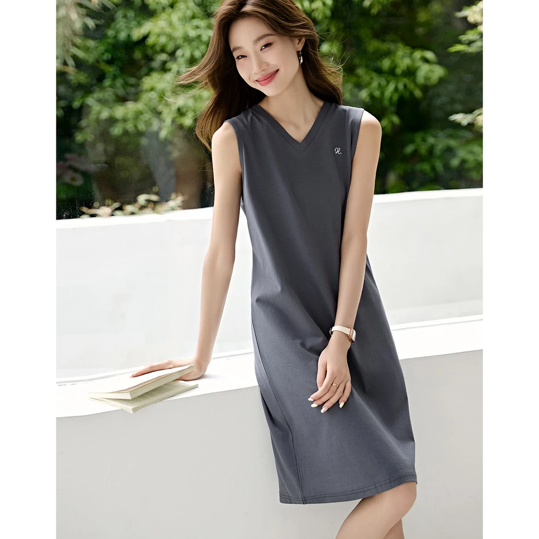 沫晗依美2025夏季新款休闲百搭显瘦V领纯色无袖背心气质连衣裙女