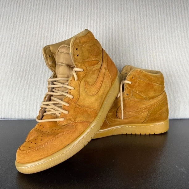 44码 AJ1 复古小麦色 高帮 复古球鞋 90成色 无原盒 公价2399