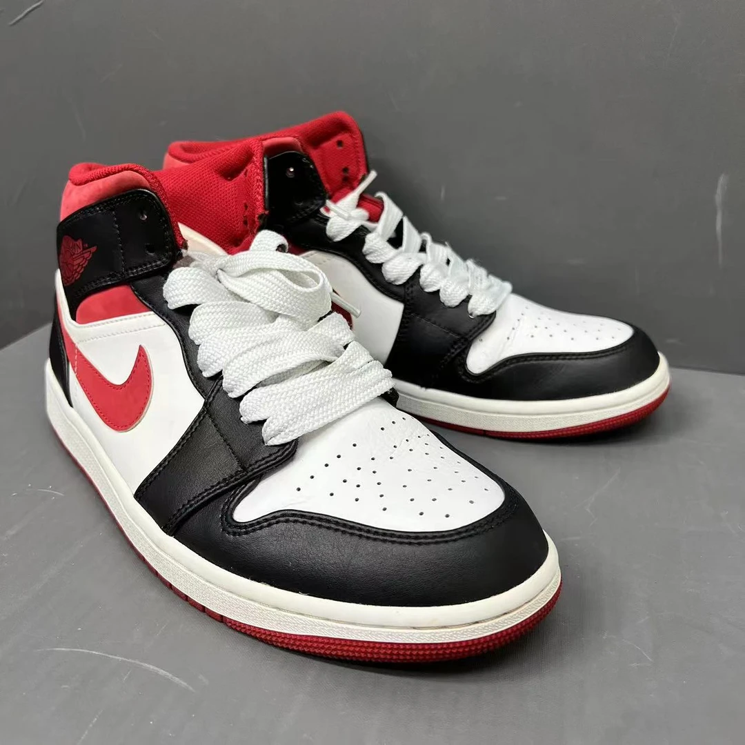 45码 aj1 中帮 篮球鞋 白黑红 90新