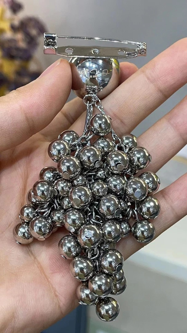 合金耳饰 CHENYANJUN   电镀18K金葡萄胸针CYJ-XZ26-01