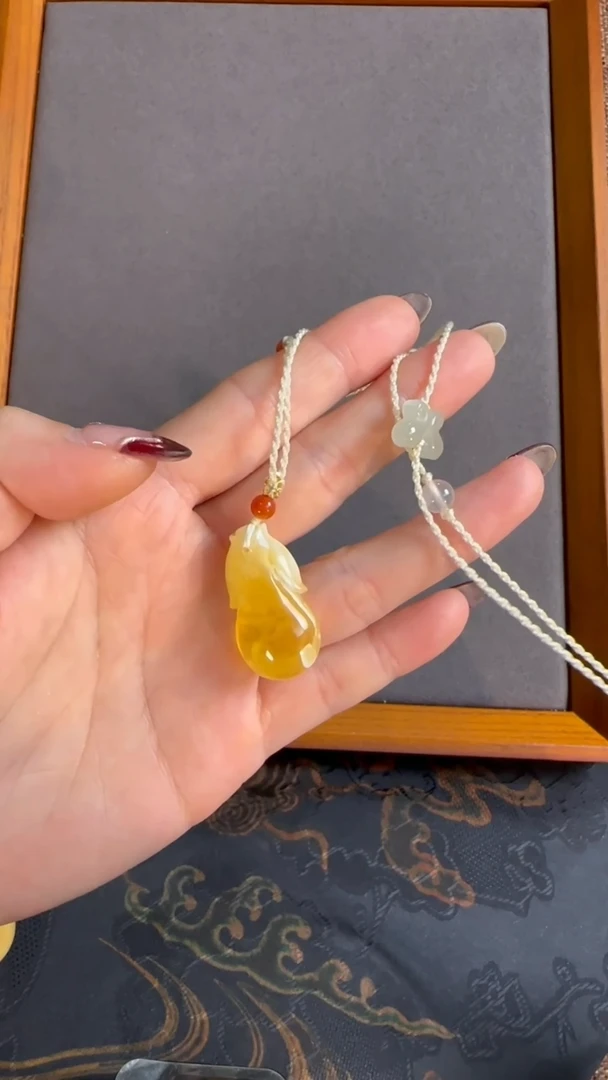 【闪购商品】蜜蜡颈饰未镶嵌金瓷白旗袍吊坠