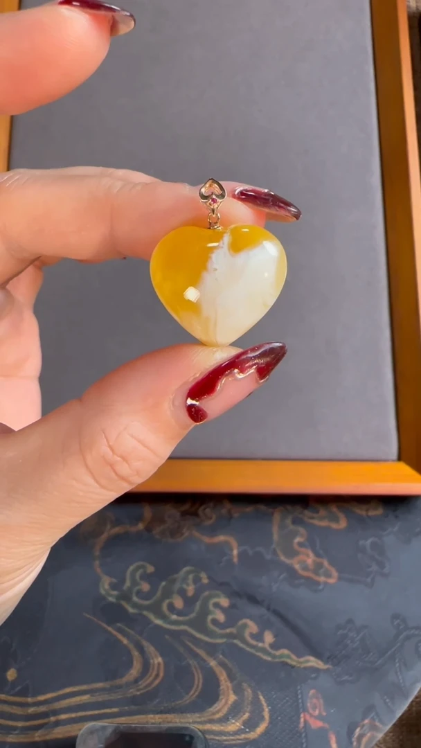 【闪购商品】蜜蜡颈饰18K金镶嵌金瓷白爱心吊坠3