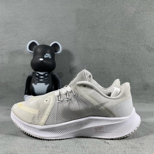 二手37.5码 Nike Quest 4 跑鞋 淡蓝 非原绳黄渍剐蹭 无盒公价459