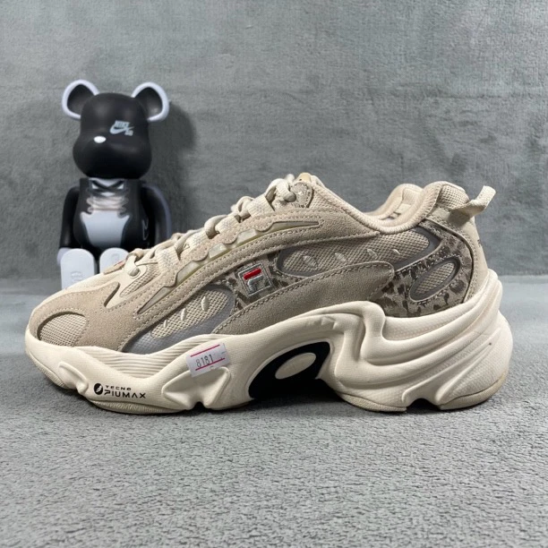 二手40.5码 FILA 小豹 休闲鞋 米色 底磕碰 无 盒