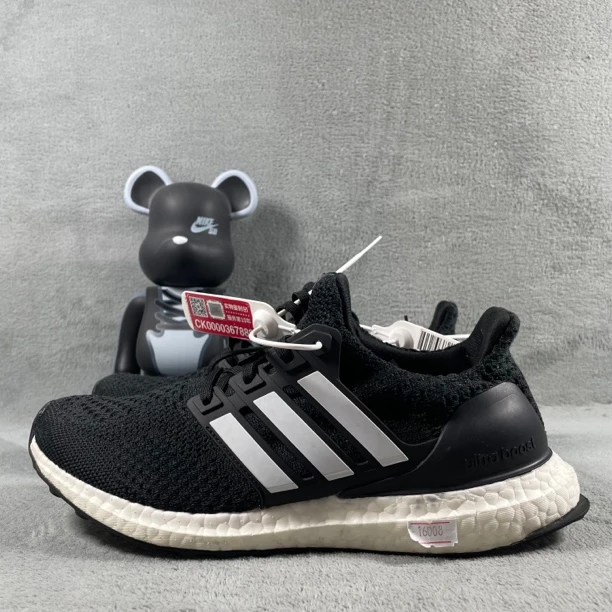 二手40码 adidas 跑鞋 黑色 剐蹭氧化污渍磨漆裂纹 无盒公价789