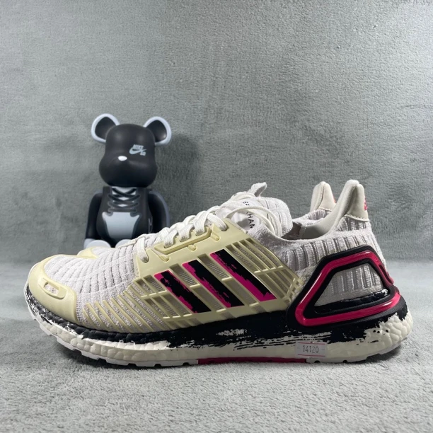 二手43码 adidas Ultraboost 跑鞋 白粉 帮污渍氧化 无盒