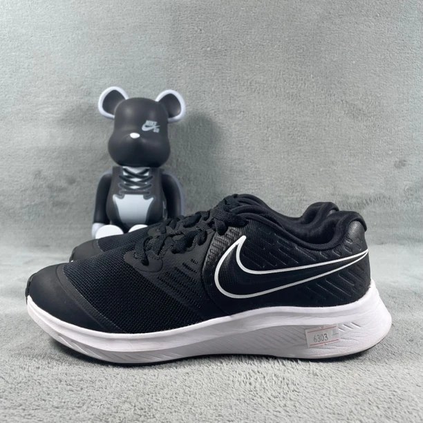 二手36码 Nike Star Runner 跑鞋 黑白 底剐蹭污渍裂纹 公价329