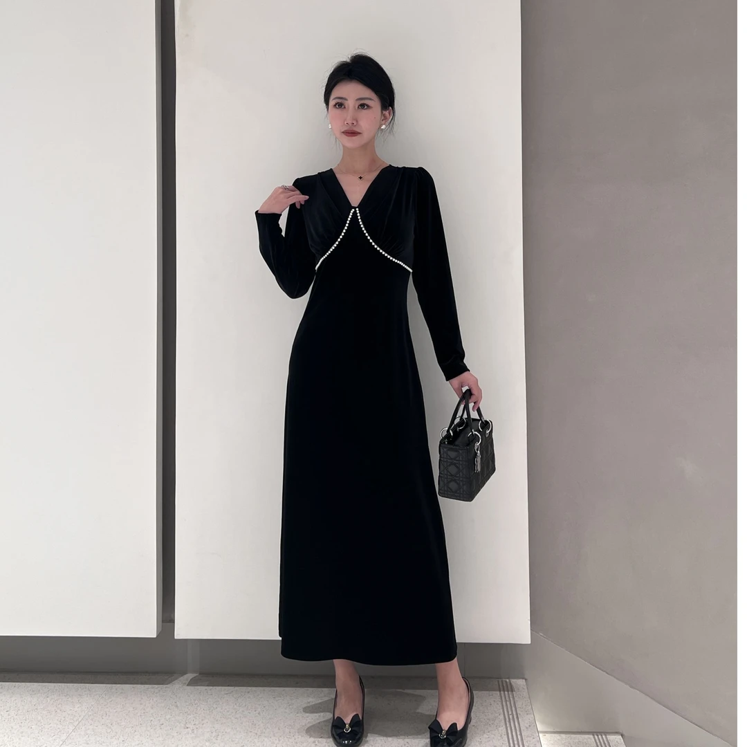2025春季新款法式精致赫本风时尚气质优雅钉珠显瘦丝绒连衣裙