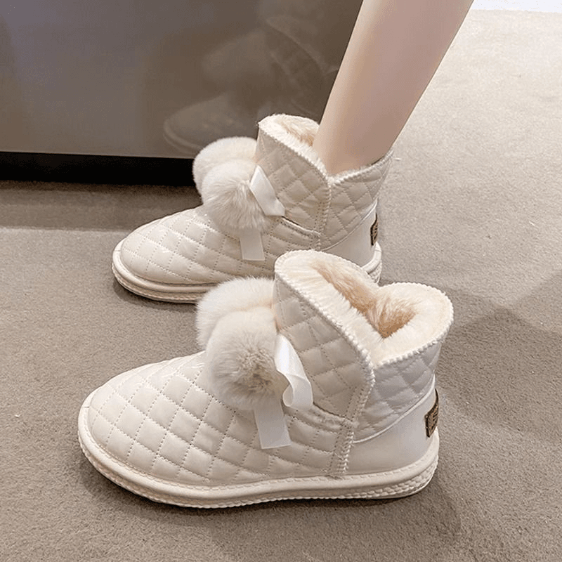 可爱毛球雪地靴女冬新款一脚蹬加绒加厚短靴子皮面防水东北大棉鞋