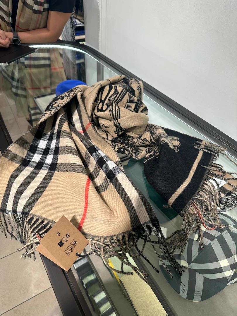 全新未使用 BURBERRY/博柏利 巴宝莉双面马术骑士徽标羊绒围巾