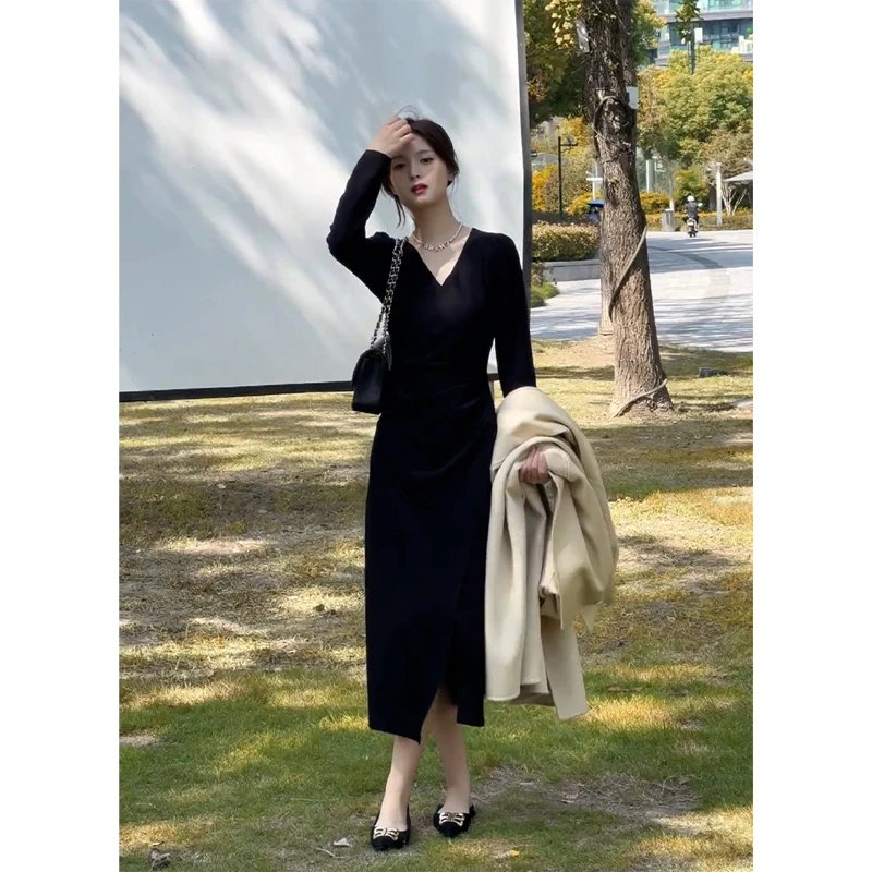 2025春秋新款法式复古赫本风小黑裙收腰显瘦长裙打底黑色连衣裙女