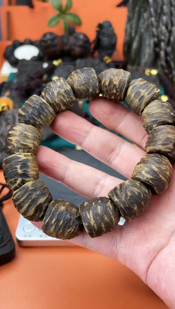 【闪购商品】香木芽庄虫漏随形原切塔珠单圈手串(沉水级)