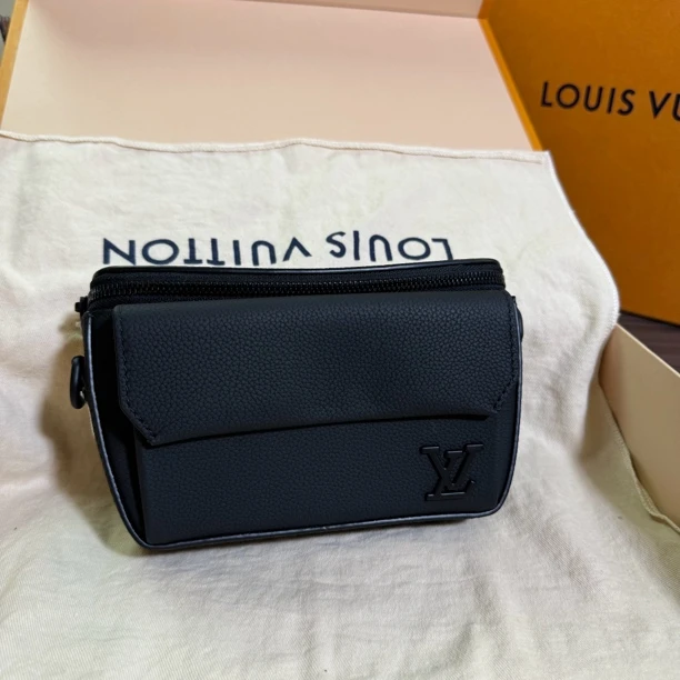 95新 LouisVuitton/路易威登 黑色黑武士胸包腰包1612