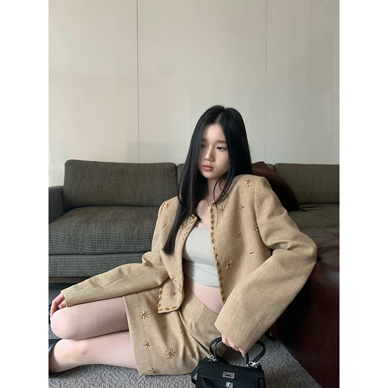 王少女【清清】卡其色气质钉珠外套 W24459S43