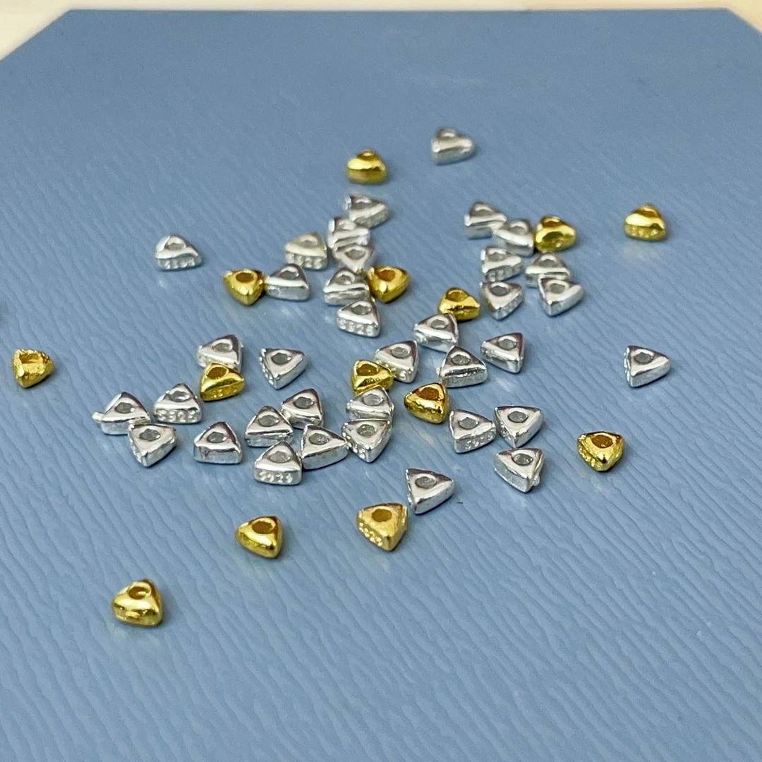 【萌宝饰品】V21-25 镀24k金色三角形碎银3mm通孔款手串DIY配饰。
